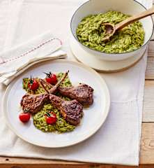 Pastasotto mit Pesto und Lammkotelettes