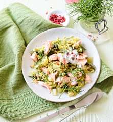 Salada de arroz com salmão e pak choi