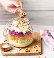 Ensalada coleslaw con huevo y lombarda para llevar