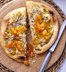 Grillbrote mit Porree-Zucchini-Creme und Aprikosen-Chutney (vegan)