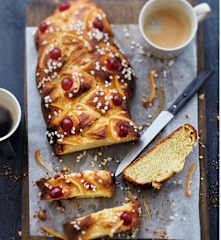 Brioche tressée aux cerises et zestes d'agrumes confits