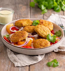 Marchewkowe falafele z sałatką z pomidorów