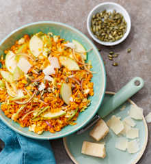 Salade de potimarron, pomme, chou et vinaigrette à l’orange