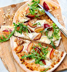 Flammkuchen mit Zwetschgen und Camembert