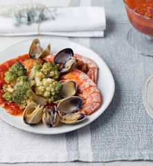 Romanescu, gambones y almejas con salsa