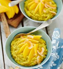 Kurkuma-Kokos-Porridge mit Mango