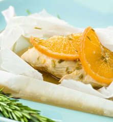 Frango com laranja e alecrim em papelote