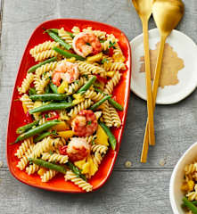 Nudelsalat mit Bohnen und Garnelen