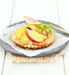 Mini tarte cu piersici și lavandă