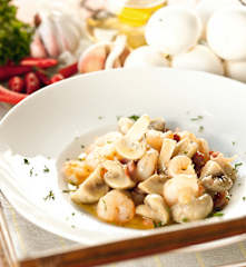 Champiñones con jamón y gambas