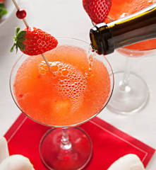 Cóctel de naranja, fresa y aroma de rosa para dos