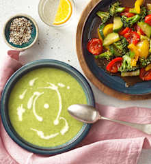 Ruck-Zuck Menü: Zucchinicremesuppe, warmer Gemüsesalat