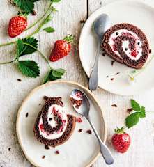 Gâteau roulé au chocolat et aux fraises