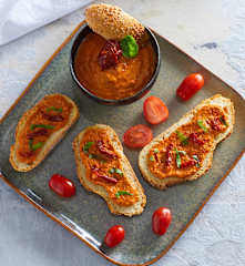 Crostini di pane al sesamo con salsa ai 2 pomodori