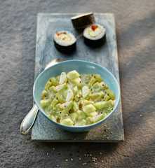 Sesam-Gurken-Salat als Sushi-Beilage