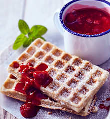 Mandelwaffeln mit heißen Himbeeren