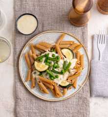 Makaron pełnoziarnisty z warzywami na parze i dresingiem jogurtowym