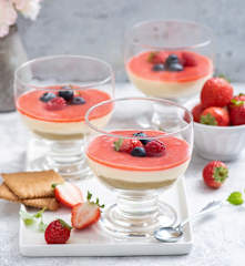 Mascarpone Kremalı ve Çilekli Pratik Kup