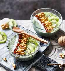 Tropical smoothie bowl