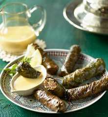 Weinblätter mit Rinderhack und Zitronensauce - Limon Soslu Etli Sarma