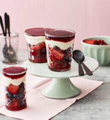 Marinierte Beeren mit Schmand-Sahne