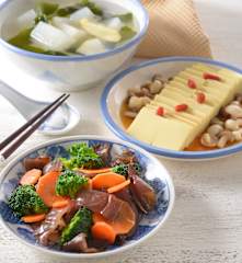 冬瓜海带汤、鲜菇豆腐和清蒸花蔬