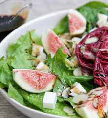 Salada de folhas com figo, queijo feta, amêndoas e redução de balsâmico