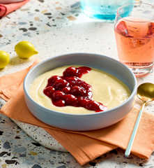 Schneller Grießpudding mit heißen Kirschen