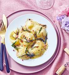 Zitronen-Ziegenkäseravioli mit rosa Pfeffer