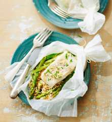Papillote de cabillaud aux asperges et céréales