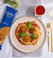 Spaghetti z wegańskimi pulpetami w sosie pomidorowym