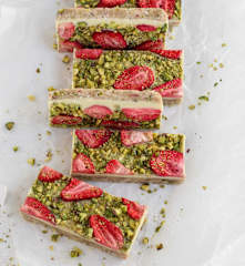Sugar-free strawberry pistachio slice