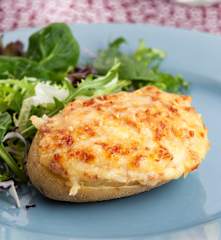 Patatas rellenas de gambas