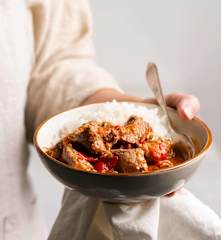 Rindfleisch mit roter Peperoni