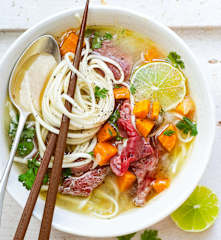 Bouillon de bœuf, légumes et nouilles udon