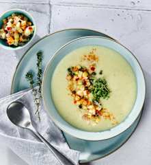 Pastinaken-Sellerie-Suppe mit Kapern-Apfel-Topping