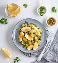 Sałatka z jajkiem, ziemniakami i groszkiem