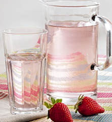 Agua con aroma de fresa