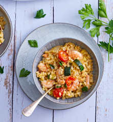 One pot de blé, crevettes, tomates et courgettes