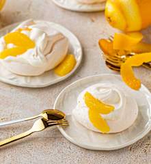 Mini-Pavlova mit Orangen