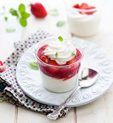 Mousse de chèvre, compotée de fraises