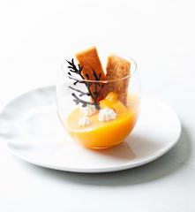 Crema de melocotón con galleta de hojaldre