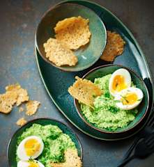 Purée de brocoli, œufs mollets et tuiles de parmesan