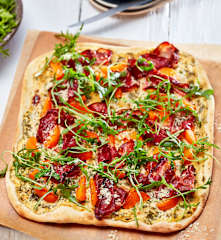 Flammkuchen mit Aprikosen, Serranoschinken und Rucola