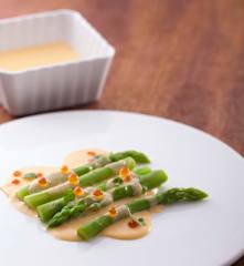 義式沙巴翁綠蘆筍佐鮭魚卵