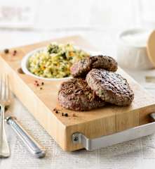 Hambúrgueres com arroz de cenoura e espinafres