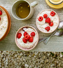 Muesli aux pommes, framboises, graines et noix