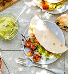 Tacos aux œufs brouillés, avocat, champignons et tomates