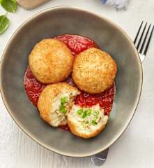 Safranreisbällchen auf Tomatensauce
