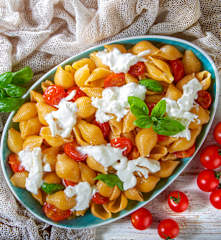 Conchiglie con pomodorini e stracciatella